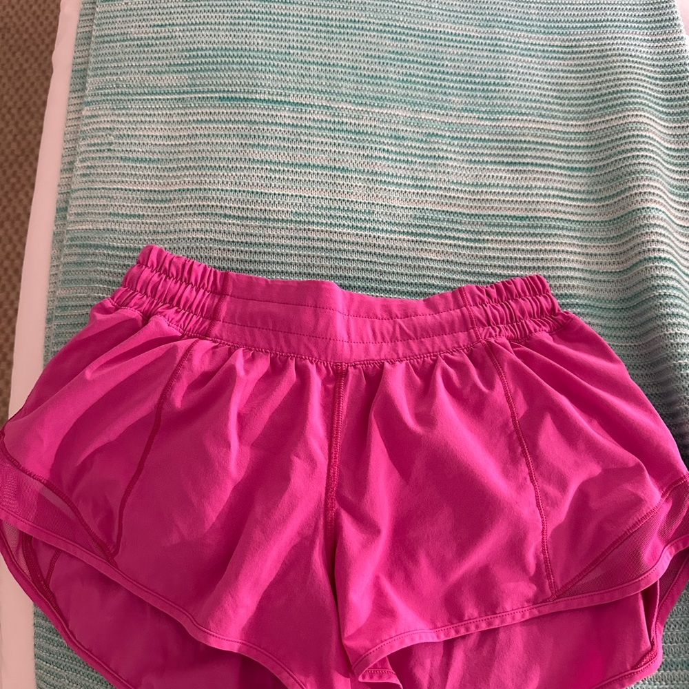Lululemon Hotty Hot shorts 2.5 inch size 6